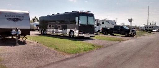 Big-rig-friendly pull-through RV sites at Texas 6 RV Park